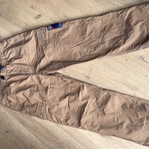 Butter cargos - Supersnygga och sköna butter cargos. Använda Max 2gånger på grund av fel storlek. Köpta på junkyard för 1200