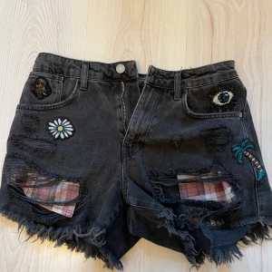 Shorts med coola detaljer - Jättecoola shorts från zara med patches med olika motiv