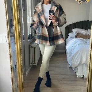 Höstjacka  - Den perfekta höst jackan i storlek L från Lindex.  Använd fåtal gånger, inga fläckar eller skador. Ord pris cirka 700.  Jag är 175cm. 