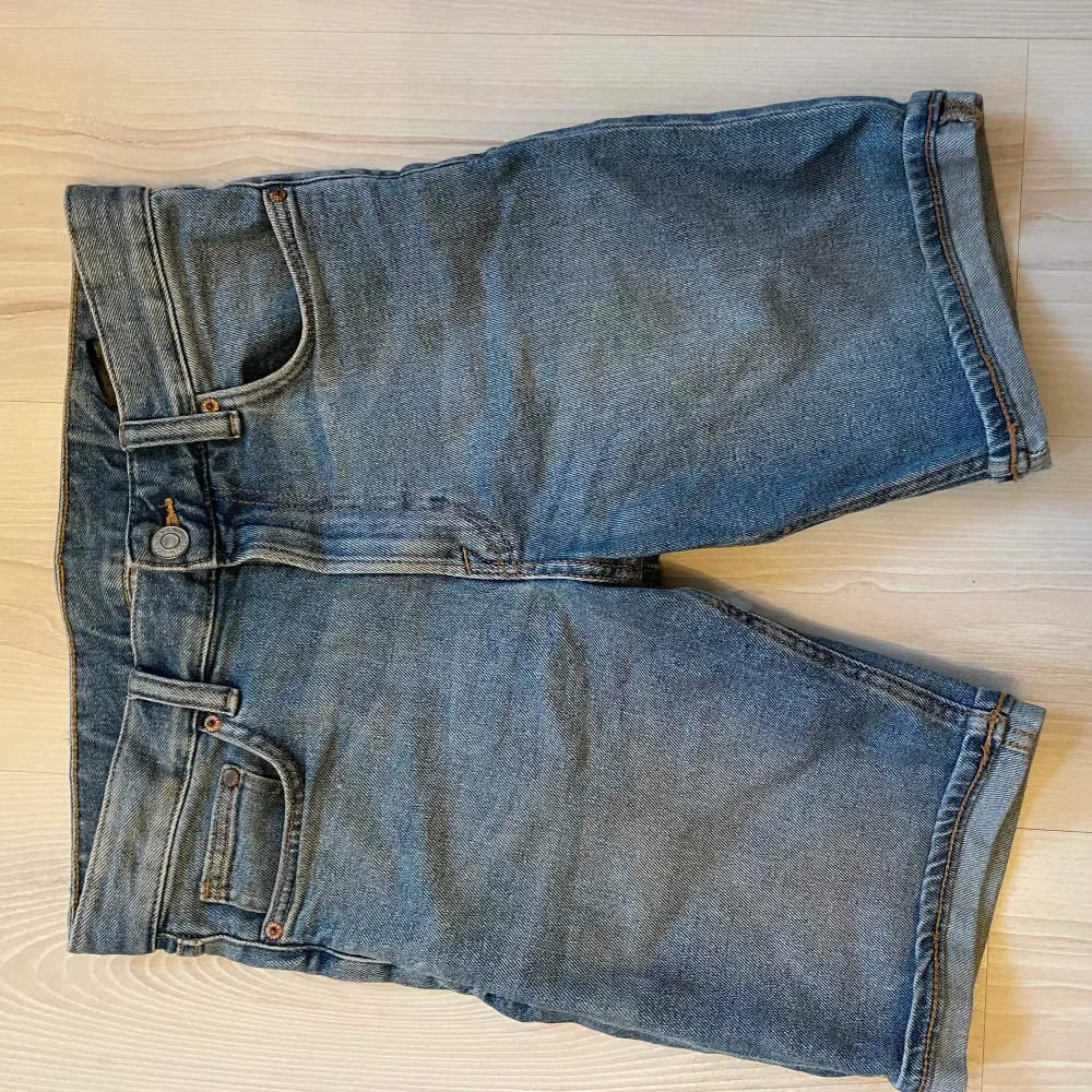 Längre jeansshorts i gott skick, aldrig använda . Shorts.