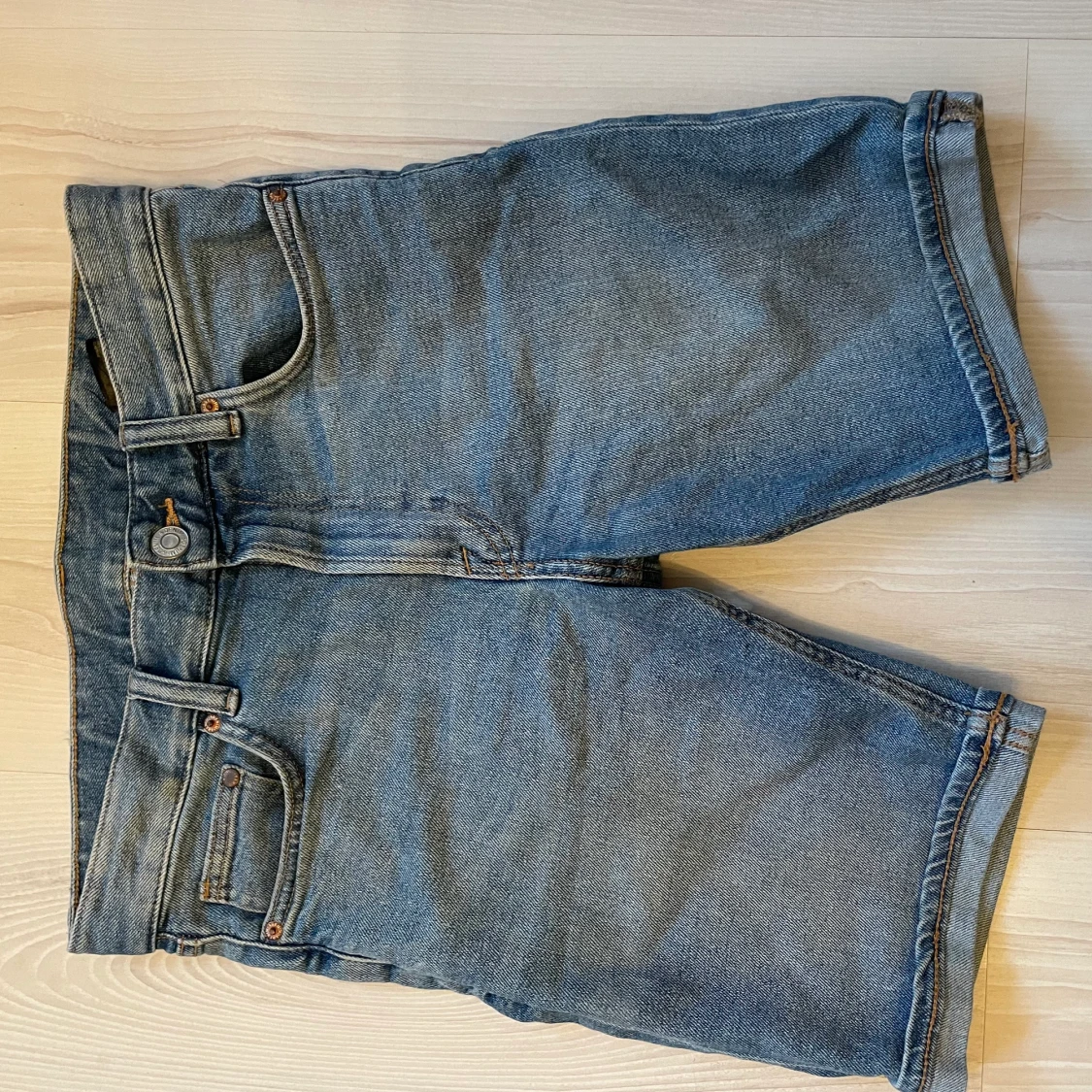 Längre jeansshorts