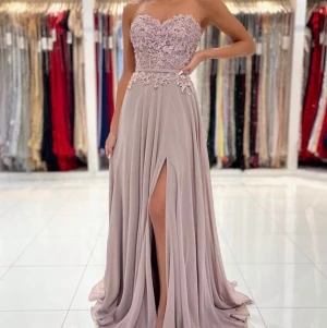 Balklänning dressroom  - Jag säljer min balklänning från dressroom . Nypris 4500kr bara använd en gång. Skriv för mer frågor eller bilder💜