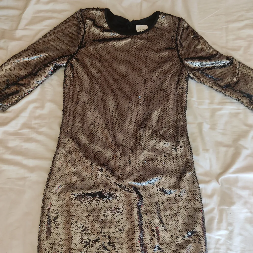 En kort klänning från KappAhl helt täckt av paljetter. Jag fick den från en vän när hon rensat ut lite kläder som hon inte längre ville ha men den är inte min stil.. Klänningar.