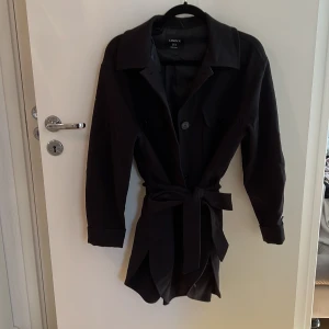 Skjortjacka nyskick - Finare lyxigare tyg än de vanliga som blir noppriga Köpt förra året på Lindex för 899kr Strl M