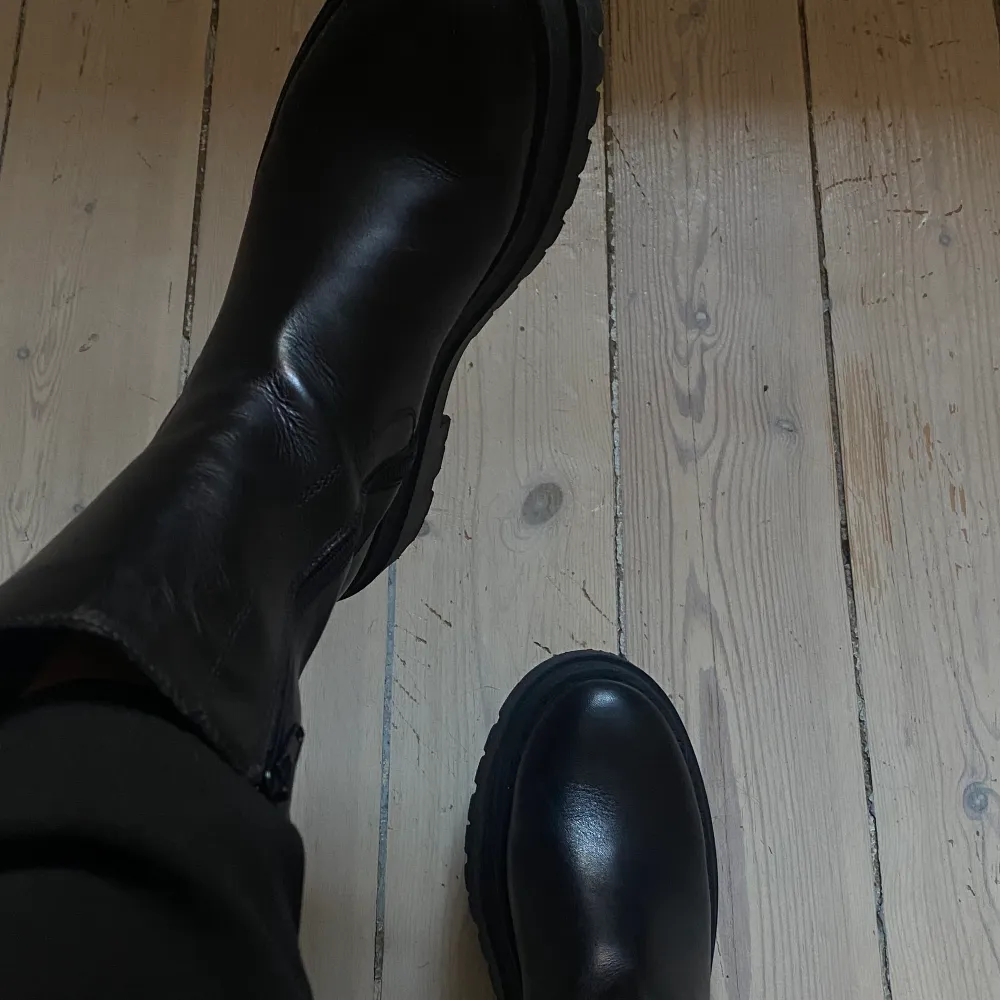 ⚠️Jag söker någon som har köpt ett par Zign boots från Zalando i storlek 38/39. Jag köpte i storlek 37, vilket e alldelles för litet. Det finns inte någon där ute som har råkat köpa för stora och vill byta? ⚠️har använt mina typ 3 ggr för den som undrar. ⚠️. Skor.