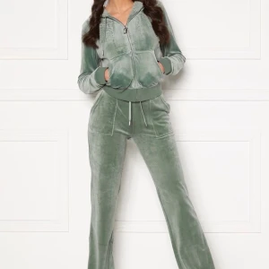 Juicy couture set - Hej tjejer , jag säljer mitt oanvända Juicy Couture set grön. Byxorna ligger på 700 kr i storlek (L), samt tröjan ligger på 700 kr i storlek (XS). Hör gärna av er vid intresse då jag vill gärna sälja settet så fort som möjligt. Kram