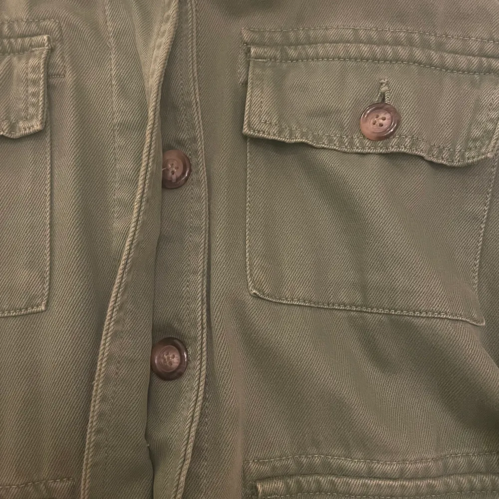 militärgrön jeans jacka i storlek S/M från zara. Jackor.