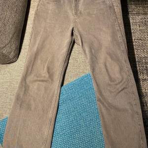 Ett par gråa straight jeans från weekday. Size 27/30. Lite slitet på högra backficka!