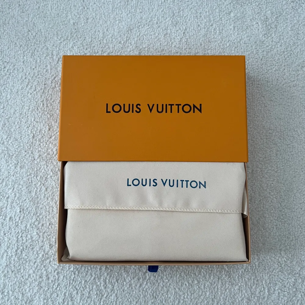 Säljer en brun louis Vuitton väska i AA+ KOPIA. Väskan är i riktigt bra skick och är aldrig använd. Box och dustbag följer med. . Väskor.