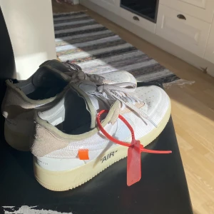 Af1 off white low - Hyfsat fina, storlek 43. Box finns inte längre så priset är nedsatt
