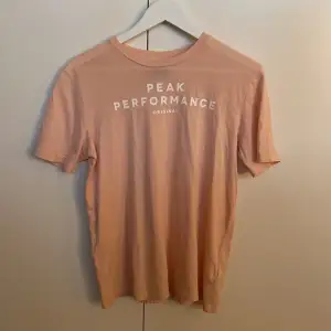 Peak performance T-shirt som aldrig är använd, i storlek 170 men skulle sägas att dne är större, passar nog nästan upp till M och garanterat S Smutsrosa 💗💗
