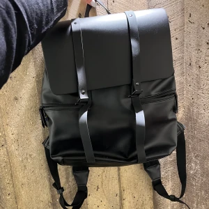 Gaston luga ryggsäck - Ryggsäck från gaston luga som inte används! Nyskick, bara lite dammig vilket syns på bilderna. Dammar av den innan den fraktas. Nypris 1099. Säljer för 300kr! Klicka gärna på köp direkt ❤️