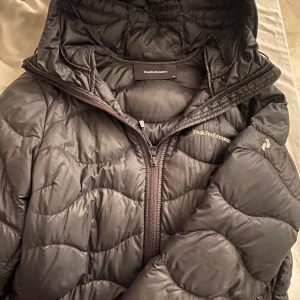Peak performance  - Säljer min dunjacka för att den it kmr till användning, har ett litet hål men det är ingen synlig detalj, priset kan diskuteras 
