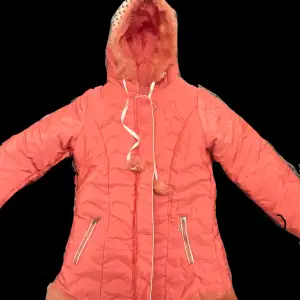 En varm rosa, orange jacka för barn mellan 8-13 år. Kan skicka mer bilder om ni vill. Priset går att diskutera