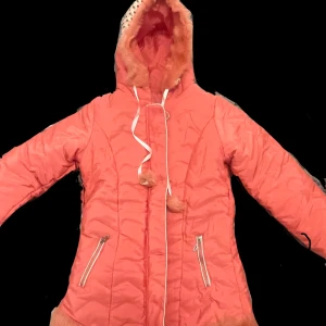 Vinterjacka - En varm rosa, orange jacka för barn mellan 8-13 år. Kan skicka mer bilder om ni vill. Priset går att diskutera