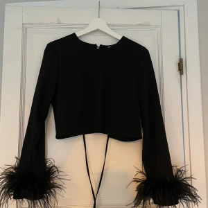 Svart topp med fransar  - Säljer då den aldrig använts! Frakten tillkommer 📸 den är i storlek xl men är väldigt kroppad i modellen och slutar vid naveln på mig som vanligtvis har xxs/xs och är 1,58! 💃🏼
