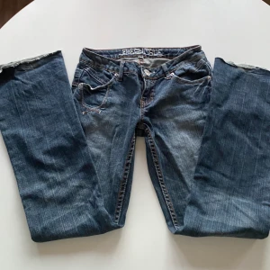 Lågmidjade bootcut jeans - Säljer dessa snygga Lågmidjade bootcut jeansen eftersom jag har flera liknande. Har ni frågor om fler bilder eller mått så är det bara att höra av sig🫶🏻🫶🏻🫶🏻