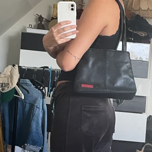 Liten handväska 🖤 - Liten svart handväska i fint skick. Köpt secondhand 🖤