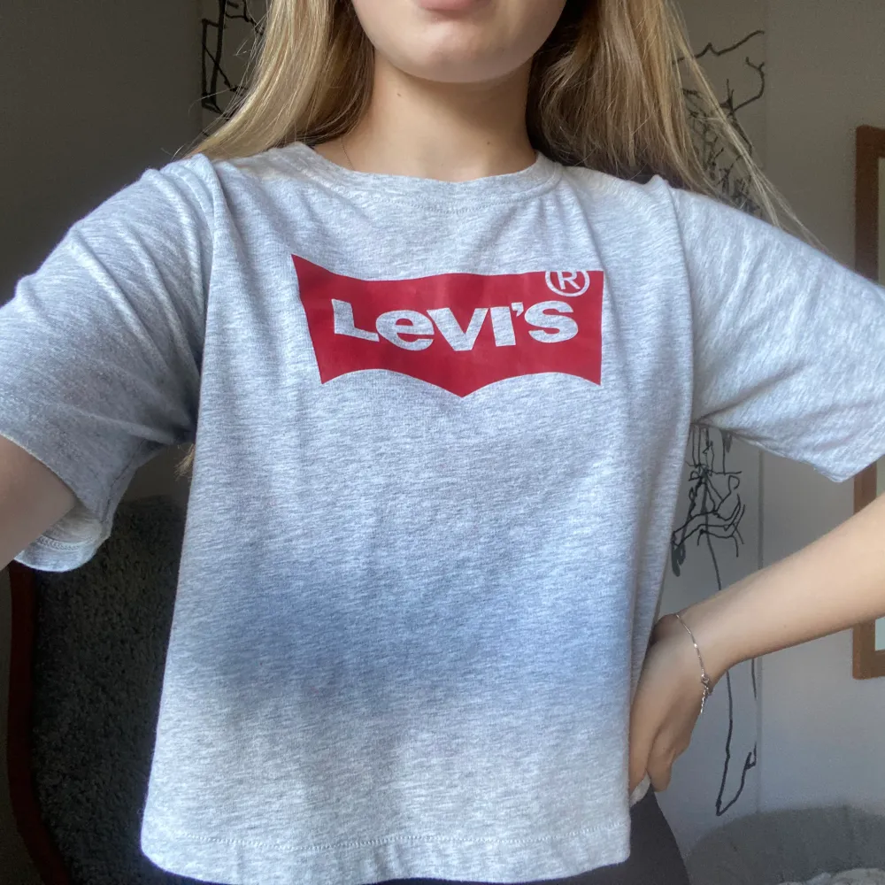 En fin grå T-shirt från Levis!! Lite cropad i modellen, storlek 152 men skulle säga att den är en xs-s❤️. T-shirts.