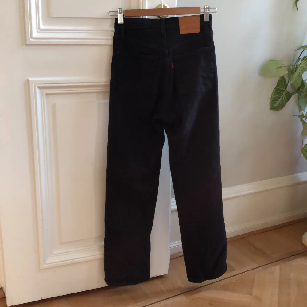 Svarta sparsamt använda jeans i storlek 23/27. Jeans & Byxor.