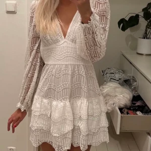 Studentklänning  - Superfin studentklänning i str 34💓Köpt här på plick, men är använd 1 gång. Den var lite liten för mig som brukar ha str 36. Skriv privat för fler bilder eller frågor💓 