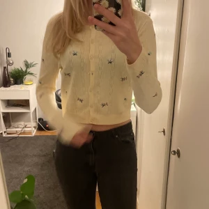 Kofta - Fin blommit kofta ifrån Zara köpt förr förra sommaren på zara. Har knappt användts max 4/5 gånger. Har en fin ljusgul färg. ❤️Är i storlek L men passar som en Medium.