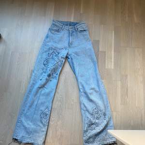 Monki jeans i modellen Yoko, med en egen design med tvättbar färg😍