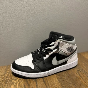 Jordan 1 shadow mid - Använda en gång ser helt ut som nya, inga fläckar och så.