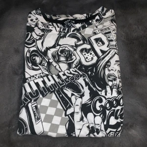 T shirt med comicbook print 🦋 - Köpte denna utomlands för ungefär 250. Har använt den ungefär 2 gånger men den passar ej min stil längre. Den är fin som oversized men ser också bra ut om du är normalt medium. Går alltid att prata om priset 😊 