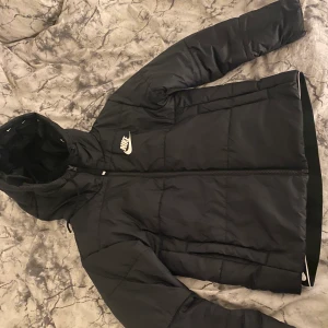 nike jacka strl small  - säljer denna jacka för att den blivit för stor för mig tyvärr. använd ett fåtal gånger. köpte den för 1500 så tänker att ni för föreslå pris