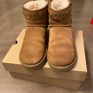 Ugg boots vinter 40 - Storlek 40 us9 som passa stor Mycket bra skick med låda Kvitto finns 