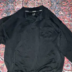 svart sweatshirt med krage, köpt secondhand.