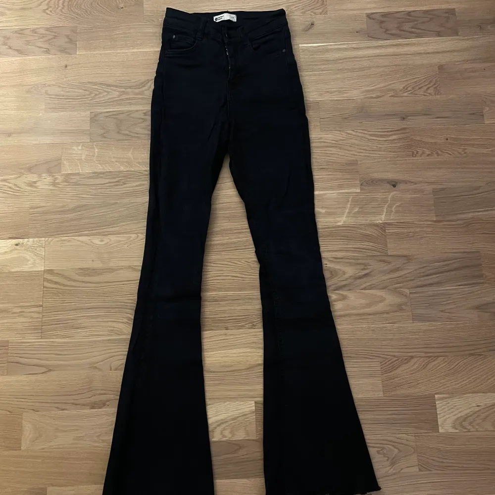 Säljer mina svarta bootcut jeans, fint skick, storlek XS, pris 100kr + frakt. Säljer pga att de har blivit för små... Jeans & Byxor.