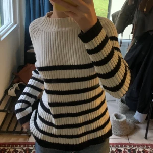 randig tröja från lindex strl M - Super söt randig svart vit tröja i strl M. Knappt använd av mig å den är i jätte bra skick. Perfekt tröja nu till hösten.🍁 Skriv om du har frågor💜💜
