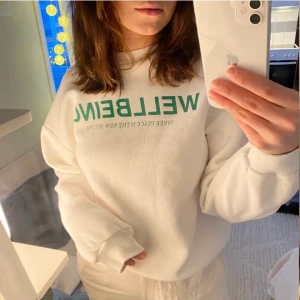 Vit sweatshirt - Fett snygg sweatshirt från gina! Extremt mjuk inuti🤩 knappt använd🤍 köparen står för frakten!