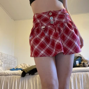 Rutig kjol - Rutig kjol från barnavdelningen, men passar en storlek xs. 