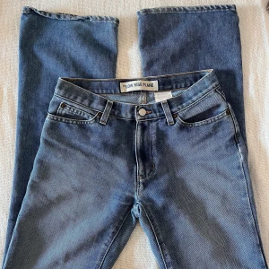 Low rise flare jeans  - Säljer mina skit fin jeans för att dom inte kommer till användning längre. Kom privat för innerbenslängd och midjemått, säljer för 250kr och om fler är intresserade blir det nog budgivning🤍 tyck inte på köp nu! 