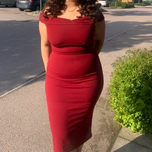 Röd klänning - Jätte fin åtsittande offshoulder vin röd klänning, den är mjuk i materialet och stretchig med dragkedja och en liten slits där bak. Endast använd en gång så är i nyskick, säljer då den inte kommer till användning. Nypris 450.
