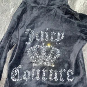 Juicy couture set - Villig att gå ner i pris vid snabb affär!! Helt nytt och oanvänt juicy couture set i storlek M. Köpt i usa och prislapp sitter kvar. Den ser blå ut på bilden men är mörkgrå irl. 1500 kr för både koftan och byxorna, 800 kr separat.❤️