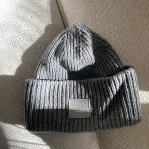 Acne Studios Grå mössa - Säljer denna superfina gråa mössan från Acne Studios.  Skick: exemplariskt