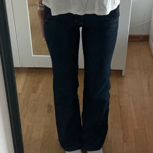 Lågmidjade jeans, Filippa K - Ett par skitsnygga lågmidjade jeans från Filippa k i storlek 26/32. Köpta i slutet av förra året men inte kunnat använda då de vart lite stora men nu blivit för små. Nypris 1500kr. Fast pris 700 men om många är intresserade får man lägga ett bud❤️