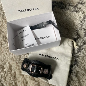 Intessekoll - Intessekoll på mitt svarta balenciaga armband i storlek m🥰