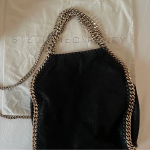 Stella Maccartney - Laddar upp igen pga oseriös köpare! Säljer min älskade Stella McCartney mini tote shaggy de väska. 💞 Köpt för ca 7000kr på farfetch. Fint skick och rymmer mycket saker. guldkedja och rosaaktig insida. Kvitto, dustbag och äkthetsbevis medföljer 🫶🏽INGA BYTEN