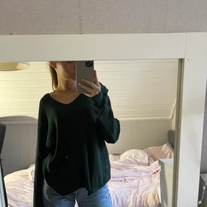Grön stickad tröja  - Grön stickad tröja i lite längre modell 