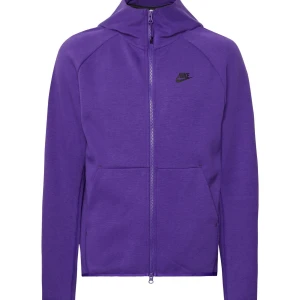 Rare Nike tech hoodie - Säljer en lila Nike tech fleece i storlek M. Denna färg av hoodien har inte gått att få tag på på länge!! Sparsamt använd Möts upp i Stockholm