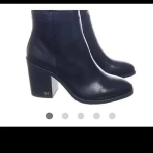 Stövletter  - Tommy Hilfiger stövletter i st 38.