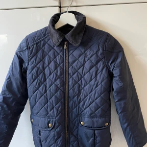 Ralph lauren Jacka storlek 8-10 år  - Jätte fin mörkblå Ralph lauren jacka nästan ny. Storlek M (8-10år) köpt i USA. 
