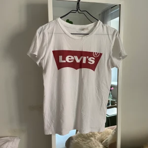 Levis T-shirt  - Klassisk T-shirt från Levis i strl 36.