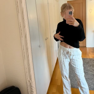 Mango linnebyxor - Ett par beige/vit-randiga linnebyxor från Mango i storlek 36. Linnebyxor har knytband framtill, fickor där bak och är ankellånga. Köparen står för frakten 💗