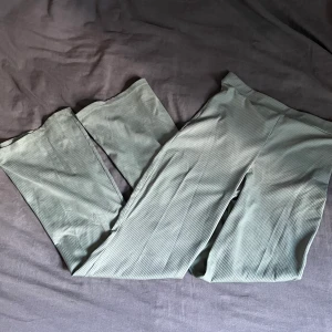 Utsvängda byxor  - Är allmänt förstora för mig så har bara använts ett par gånger vid behov.